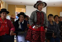 Saturnina Vera (c) de la provincia de Chumbivilcas en la región del Cuzco y víctima de las esterilizaciones forzadas que se dieron durante los gobiernos del expresidente del Perú, Alberto Fujimori, narra su caso ante la presencia de la prensa nacional y extranjera, este 11 de diciembre, en la casa religiosa de San José de Cluny en Lima (Perú).
