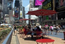 De cara al sábado 26 de diciembre la temperatura en Nueva York empezará a medrar, según las previsiones, y de cara al lunes 28 se esperan 43 grados Fahrenheit (6 celsius), un termómetro más previsible en esta época del año. Archivo