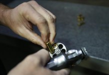 La mayor red social del mundo en número de usuarios, Facebook, anunció hoy la prohibición, tanto en su plataforma principal como en Instagram, de su propiedad, de vender armas de fuego entre particulares. EFE/Archivo