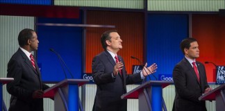 De izquierda a derecha, el neurocirujano Ben Carson, el senador por Texas Ted Cruz y el senador por Florida Marco Rubio participan en un debate de candidatos presidenciales del partido Republicano, organizado por la cadena Fox News y Google, este 28 de enero de 2016, en el Centro de Eventos Iowa en Des Moines, Iowa (EE.UU.).