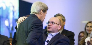El secretario de Estado de EE.UU., John Kerry (i), abraza al periodista del "Washington Post" Jason Rezaian (d) durante la celebración del cambio de sede del periódico en Washington, Estados Unidos, 28 de enero de 2016.