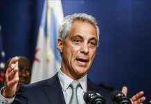 El alcalde de Chicago, Rahm Emanuel, habla durante una rueda de prensa en Chicago, Illinois (EE.UU.). archivo