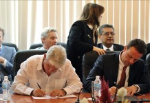El responsable de Unilever para Cuba, Fernando Solarzano (d), y el titular de Intersuchel, Pedro Fraga (i), firman la notificación de autorizo a la empresa Unilever a instalarse en Zona Especial de Mariel este 11 de enero de 2016.