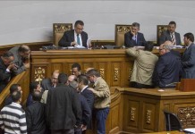 Diputados de la coalición Mesa de Unidad Democrática (MUD) y del Partido Socialista Unido de Venezuela (PSUV) discuten en el hemiciclo durante la sesión del día hoy, miércoles 13 de enero del 2016, en la ciudad de Caracas (Venezuela).