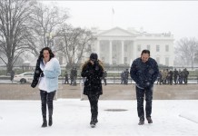 Varias personas caminan en medio de la tormenta junto a la Casa Blanca en Washington, Estados Unidos hoy 22 de enero de 2016.La costa este de Estados Unidos se prepara hoy para una gran tormenta que podría dejar hasta 76 centímetros de nieve y vientos de casi 100 kilómetros por hora, y que ya ha obligado a declarar la situación de emergencia en seis estados. EFE/ARCHIVO