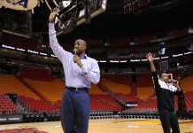 Fotografía cedida en donde aparece el exjugador del Miami Heat, Alonzo Mourning (izq.) y el actor Hill Harper durante el seminario denominado Desafío FutureSmart celebrado ayer, miércoles 20 de enero 2016, en el American Airlines Arena en Miami, Florida. The Heat Group/SÓLO USO EDITORIAL