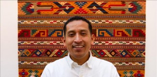 El migrante mexicano Porfirio Gutiérrez muestras algunas lanas que usa para la confección de sus obras hoy, jueves 14 de enero 2016, en su taller en la ciudad de Ventura, California. Gutiérrez logró convertir sus tejidos de técnicas ancestrales en piezas de arte que han sido reconocidas por museos tan importantes. EFE