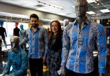 El cofundador de la marca Barabas, Shawn (i) y la gerente de tienda, Sandra Macía, posan este 13 de enero de 2016, con dos maniquíes vestidos con camisas iguales a la que vestía Joaquín Guzmán Loera, alias "El Chapo", en la entrevista que realizó el actor Sean Penn.