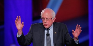 El candidato presidencial demócrata estadounidense, el senador Bernie Sanders, habla en un foro de la Cadena CNN en la Universidad Drake en Des Moines, Iowa (EE.UU.) ayer, lunes 25 de enero de 2016. POOL