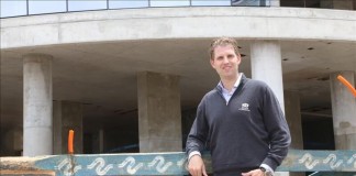 Fotografía cedida por la agencia Marisa Koifman Comunicación del hijo del magnate estadounidese Donald Trump, Eric Trump, este 4 de enero de 2016, frente a la construcción de la torre Trump en Punta del Este (Uruguay).