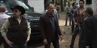 Imagen cedida este 5 de enero de 2016, de una escena de la película "Chapo. El escape del siglo" protagonizada por el actor mexicano Irineo Álvarez (c). La espectacular fuga del capo del narcotráfico Joaquín "El Chapo" Guzmán en julio pasado, que tenía todos los ingredientes para ser una película, llegará a los cines mexicanos en forma de largometraje el próximo 15 de enero, confirmó la distribuidora Dragon Films. Dragon Films/SOLO USO EDITORIAL