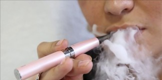 Una mujer fuma un cigarrillo electrónico. Archivo