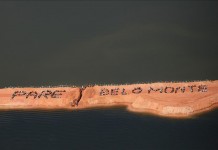 Fotografía cedida por Amazon Watch muestra a cientos de indígenas, pequeños agricultores, pescadores y residentes del área de Vitoria do Xingu (Brasil) formando con sus cuerpos la frase "Detengan Belo Monte". EFE/Archivo