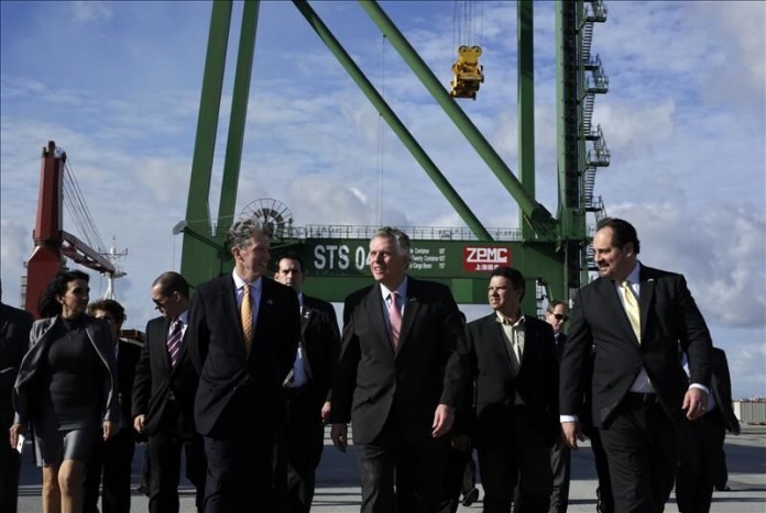 qaOUVU-plh_1kBbyYtkDir6YGH8aozPPeFuOs4dSI6I El gobernador del estado de Virginia (EEUU), Terry McAuliffe (c), realiza un recorrido con su comitiva por la Terminal de Contenedores del Puerto de Mariel, en Artemisa (Cuba), este martes 5 de enero de 2016.