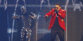 El cantante puertorriqueño Daddy Yankee (d) se presenta durante el concierto "Daddy Yankee vs. Don Omar, The Kingdom" en el Coliseo José Miguel Agrelot en San Juan (Puerto Rico). Archivo