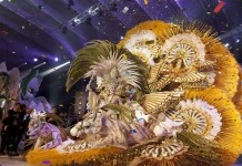 La candidata Cecilia Navarro Arteaga, con la fantasía "Arena Blanca del desierto", tras ser proclamada Reina del Carnaval de Santa Cruz de Tenerife, en el concurso de elección celebrado esta noche en el Recinto Ferial de la capital tinerfeña.