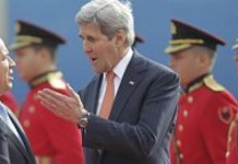 El secretario de Estado de Estados Unidos, John Kerry (d) es recibido por el presidente de Albania, Bujar Nishani (iz) a su llegada a Tirana (Albania) hoy. EFE