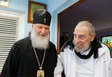 Fotografía cedida por el diario oficial Juvenud Rebelde de la reunión sostenida este sábado 13 de febrero de 2016 entre el Patriarca ortodoxo ruso Kiril (i) y el líder cubano Fidel Castro (d) en La Habana (Cuba). EFE