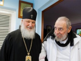 Fotografía cedida por el diario oficial Juvenud Rebelde de la reunión sostenida este sábado 13 de febrero de 2016 entre el Patriarca ortodoxo ruso Kiril (i) y el líder cubano Fidel Castro (d) en La Habana (Cuba). EFE
