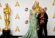 La actriz Cate Blanchett (i) acompaña a la diseñadora de vestuario Jenny Beavan (d) quien posa con su Óscar a Mejor Diseño de Vestuario por la película "Mad Max Fury Road", en la sala de prensa de la edición 88 de los Premios Óscar, en el Teatro Dolby de Los Ángeles, California (EE.UU.). EFE