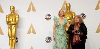 La actriz Cate Blanchett (i) acompaña a la diseñadora de vestuario Jenny Beavan (d) quien posa con su Óscar a Mejor Diseño de Vestuario por la película "Mad Max Fury Road", en la sala de prensa de la edición 88 de los Premios Óscar, en el Teatro Dolby de Los Ángeles, California (EE.UU.). EFE