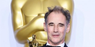El intérprete británico Mark Rylance posa con su Óscar a mejor actor de reparto por "Bridge of Spies" hoy, domingo 28 de febrero de 2016. EFE