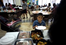 Voluntarios sirven comida en el centro de asistencia para inmigrantes en Escondido, California (Estados Unidos), durante la inauguración de un centro de servicio para inmigrantes, iniciativa de la Primera Iglesia Metodista de Escondido que pretende proveer de diversas asistencias para inmigrantes, enfocados en los centroamericanos que buscan asilo en Estados Unidos. EFE