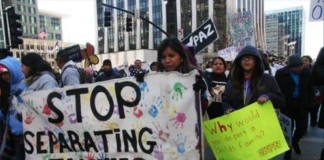 Cerca de 10.000 personas marcharon hoy por las calles de Raleigh, capital de Carolina del Norte, en la denominada "Marcha moral", en la que los manifestantes expresaran su rechazo a las políticas estatales dirigidas a las minorías afroamericana y latina. EFE