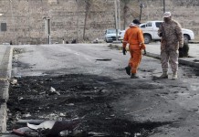 Un soldado observa la zona del Hotel Corinthia en la que se produjo un ataque el 28 de enero de 2015, en Trípoli (Libia). EFE/Archivo