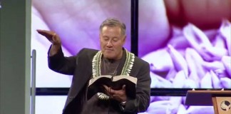 El pastor Wayne Laws, de la Iglesia de Cristo Unida en Aurora