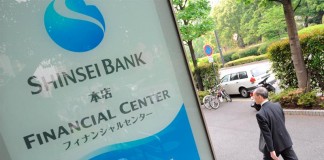 Un hombre camina cerca de la sede del banco Shinsei Bank en Tokio, Japón. EFE/Archivo